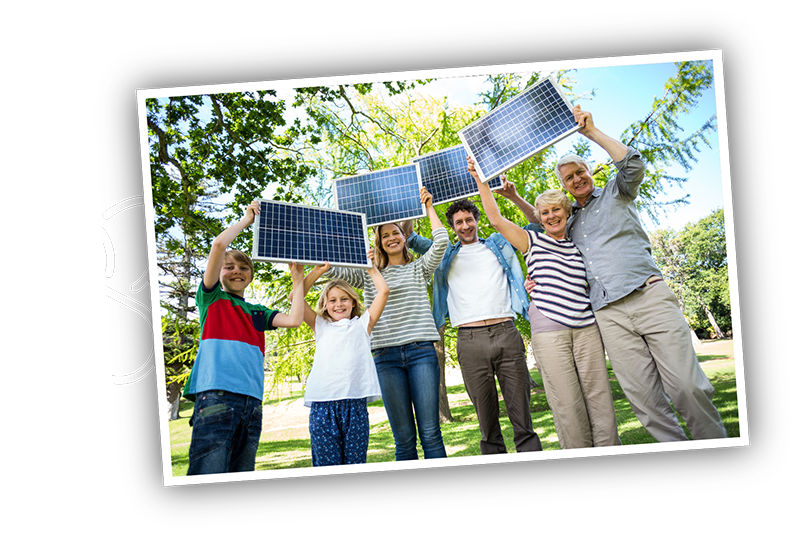 Eine Familie, die stolz ein Solarmodul in die Höhe hält.